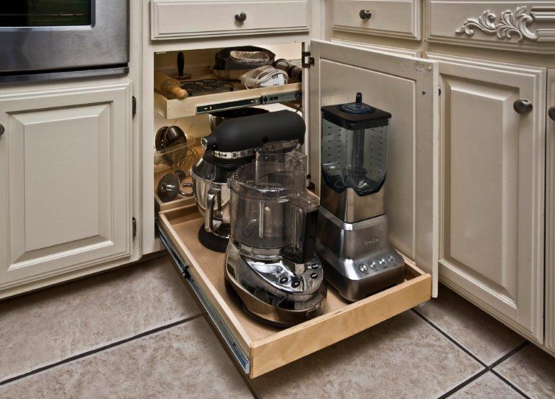 Blind corner pullout shelving