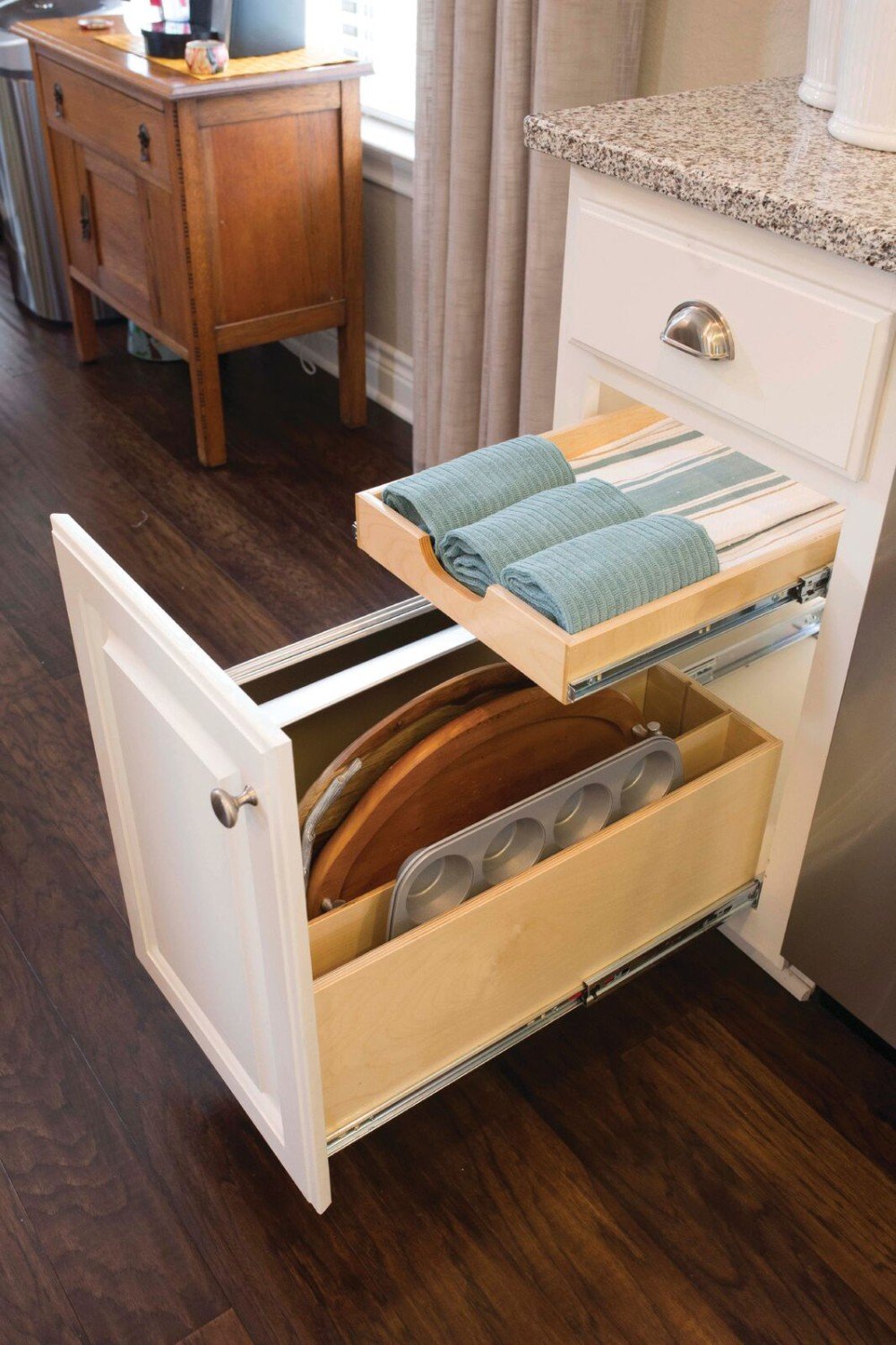 Pullout shelving for trays and cutting boards