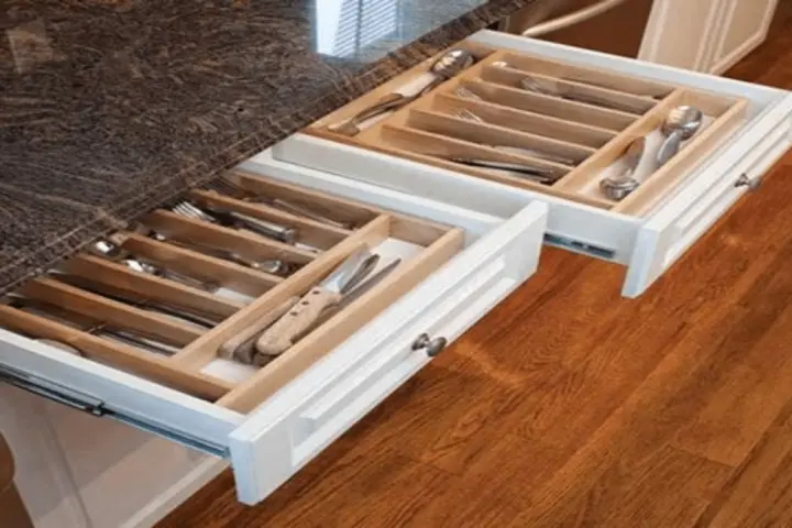 Pulloutdrawer dividers utensils.