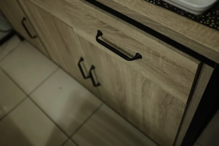 Pull-out laundry hamper.